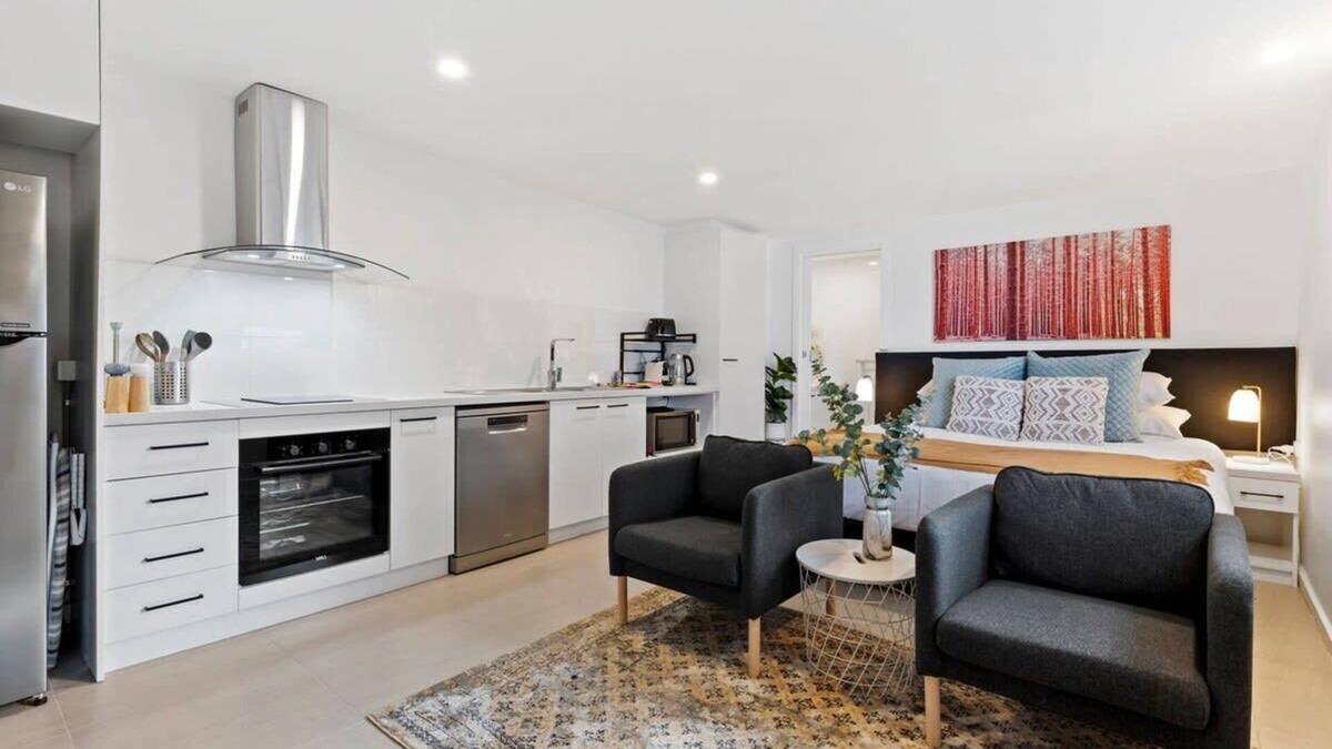 Carnegie Apartment | Cozy 1-Bed Studio Near Cafes and Shops