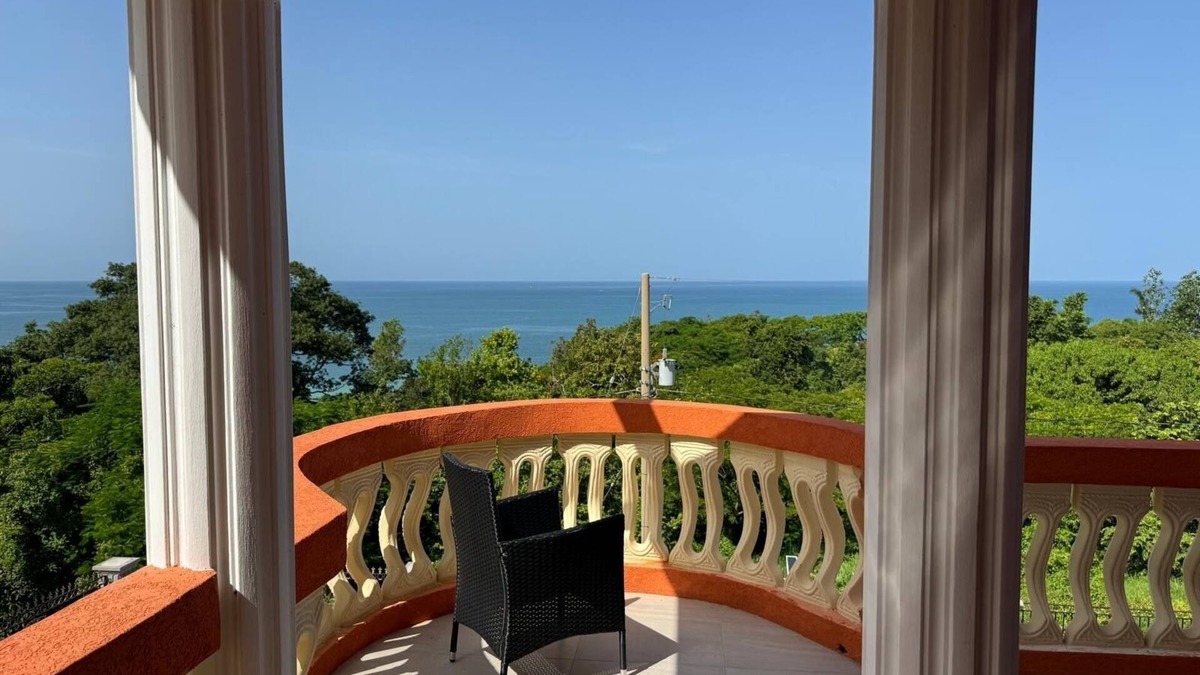 Cave House | Cozy 1-bedroom house in phenomenal Westmoreland Parish with WiFi, ACnNear Beach