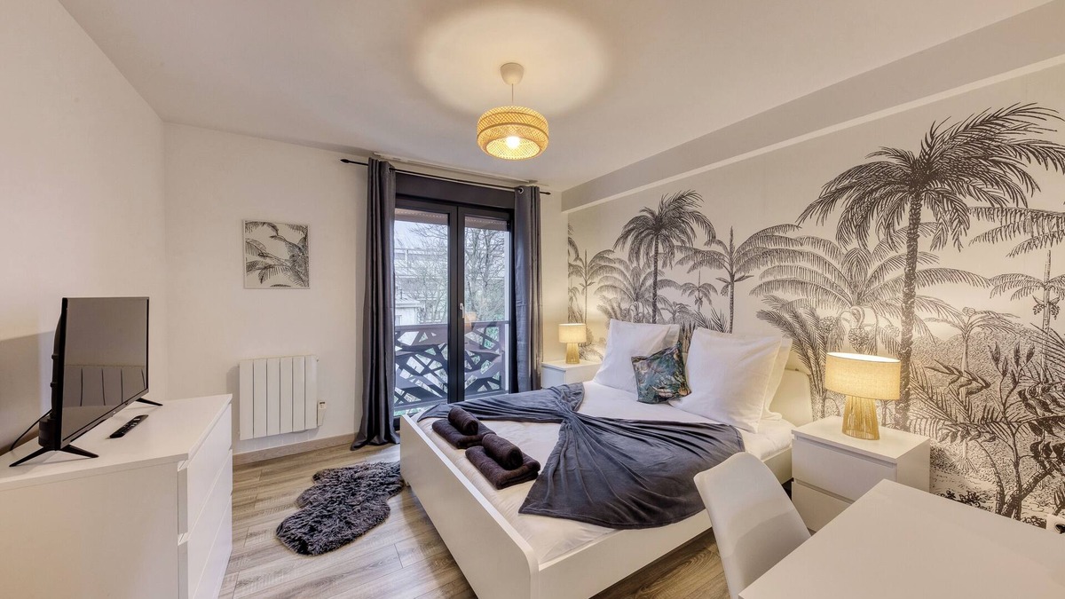 Le Perreux-sur-Marne Apartment | Cozy 1-bedroom apartment with Parking and WiFi