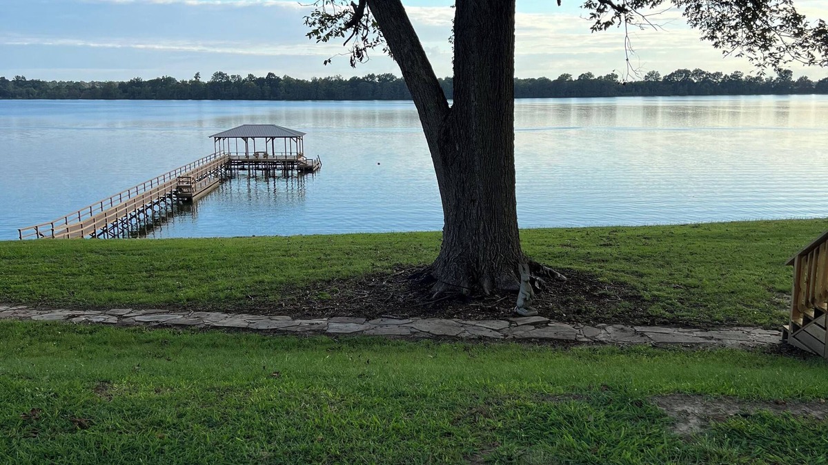 Sondheimer House | Cozy 1 bedroom, 2 queen beds with sofa couch lakefront nEagle Lake Getaway