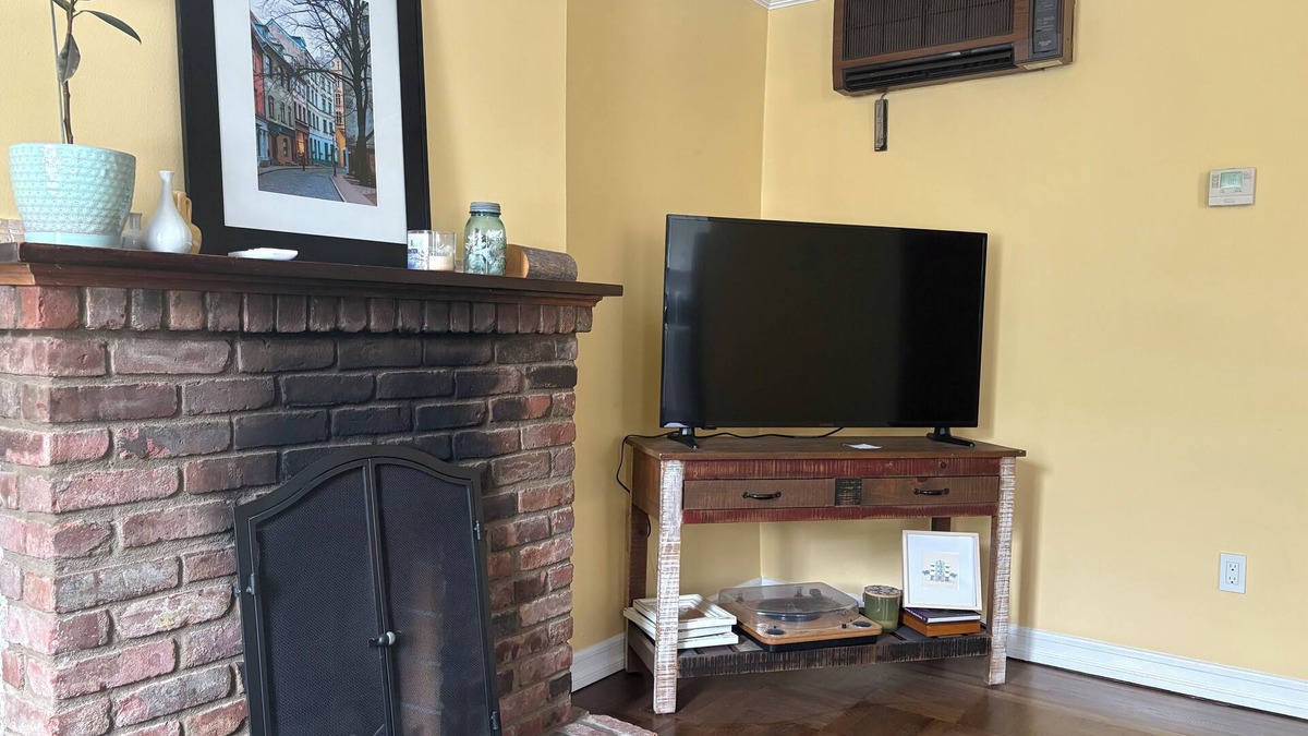 Downtown Jersey City Apartment | Cozy 1-bedroom apartment with WiFi, AC in welcoming Jersey City