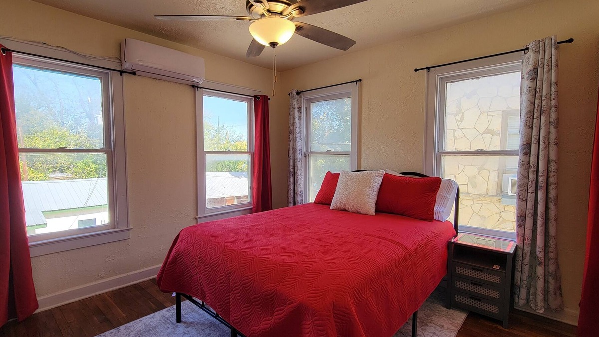 Woodlawn Lake Apartment | Cozy 1-bedroom apartment 5 minutes to Downtown San Antonio, Riverwalk, Pearl
