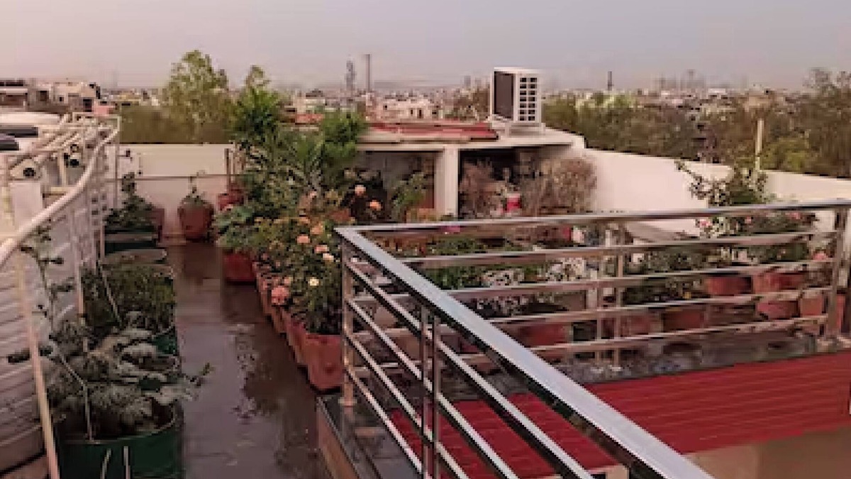 Mayur Vihar Phase III Apartment | Cozy 1-bedroom apartment with fitness room and AC in enjoyable New Delhi