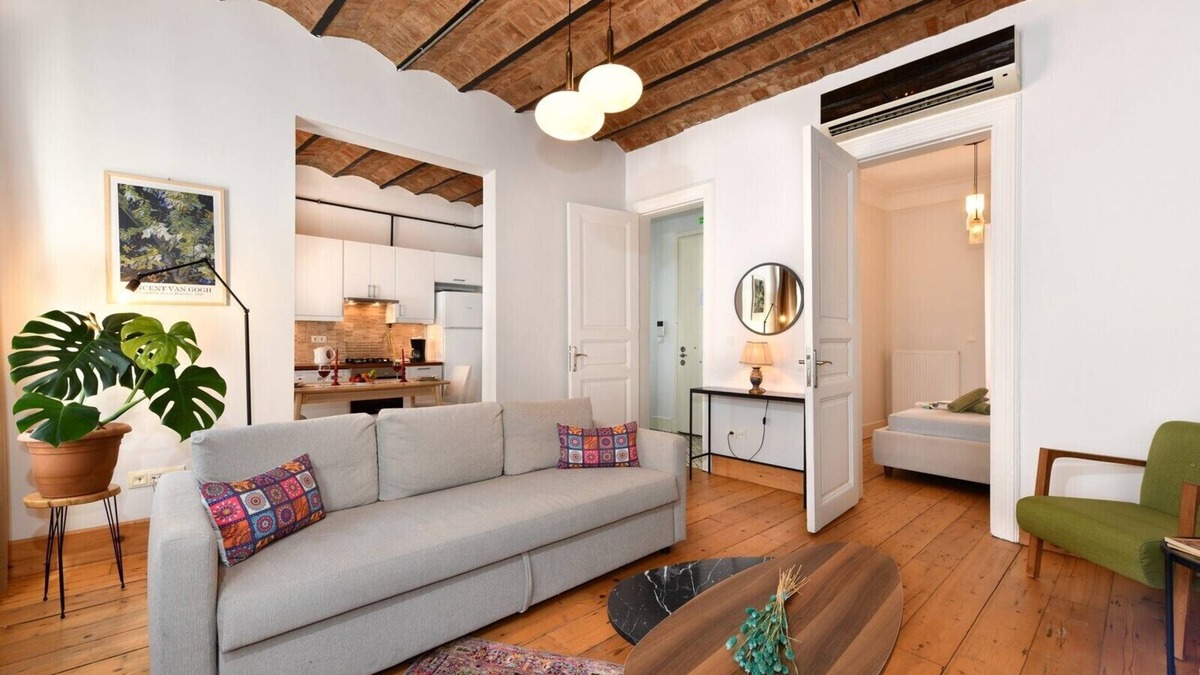Galata Apartment | Cozy 1-bedroom apartment in terrific Istanbul with AC, WiFi