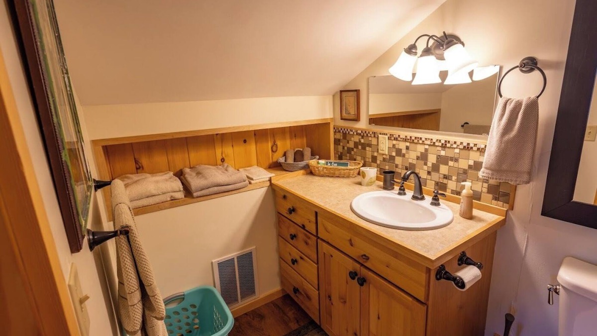 Powell Apartment | Cozy 1-bedroom apartment north of Marquette, WiFi, AC & perfect for snowmobiling