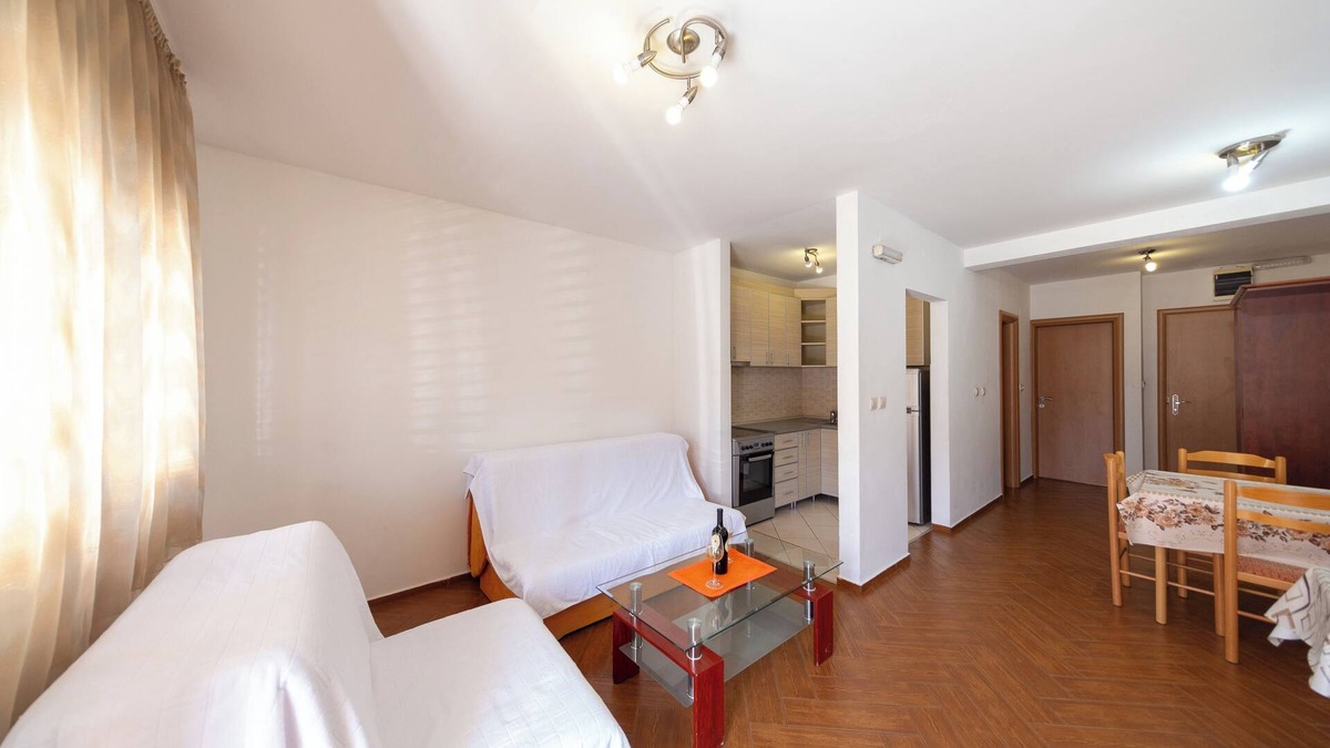Centar Apartment | Cozy 1-Bedroom Apartment, Walking Distance to the Beach No. 4