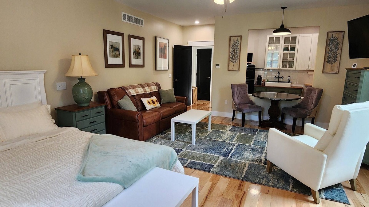 Newark Apartment | Cozy 1-bedroom apartment with WiFi, AC in enjoyable Newark