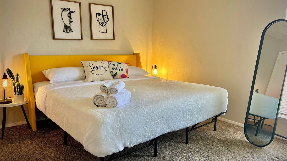 Sherman Apartment | Cozy 1 bedroom apt, GREAT location, WiFi, KING bed, full kitchen, pull out couch