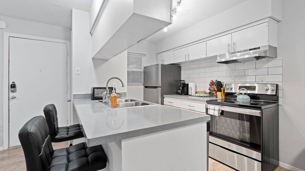 Highland Apartment | Cozy 1 Bedroom Apt in Highland Austin 7934