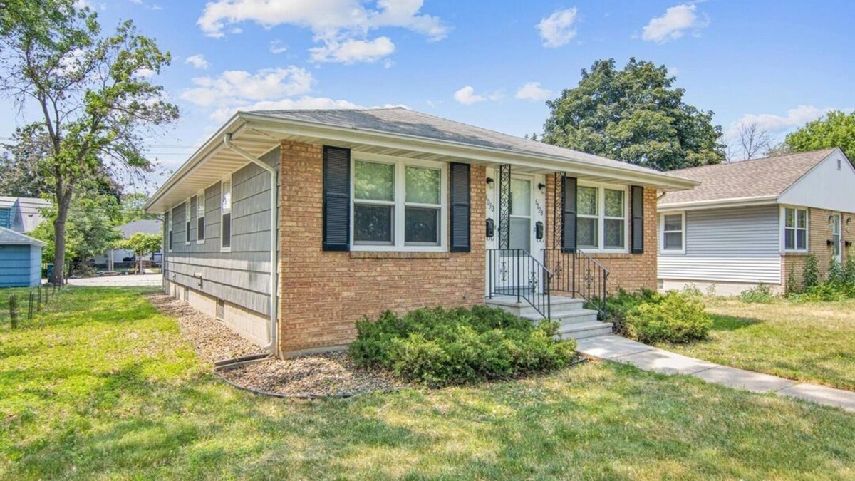 Diamond Lake House | Cozy 1-bedroom APT in a Duplex home- Close to DT Minneapolis, MOA & Airport.