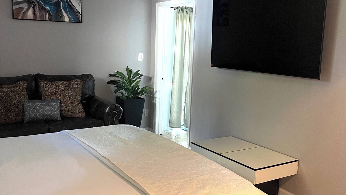 Belleville House | Cozy 1-bedroom Apt with WiFi and beautiful backyard view