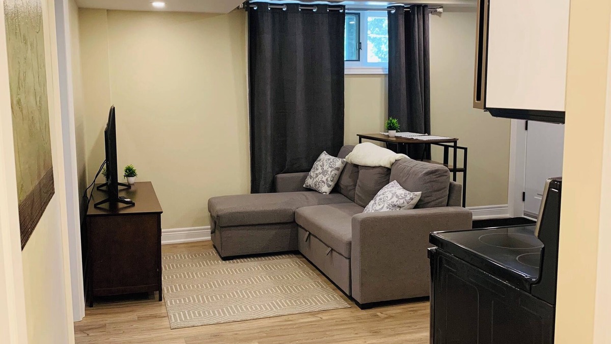 Pelham House | Cozy 1 bedroom basement apartment. 20 mins from Niagara Falls. Walkout basement