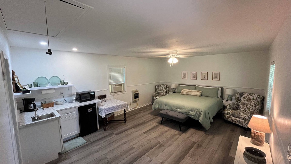Midwest City House | Cozy 1 bedroom bungalow on acreage in Midwest City close to Tinker AFB.