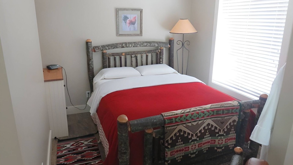 Strathmore Cabin | Cozy 1 Bedroom Cabin