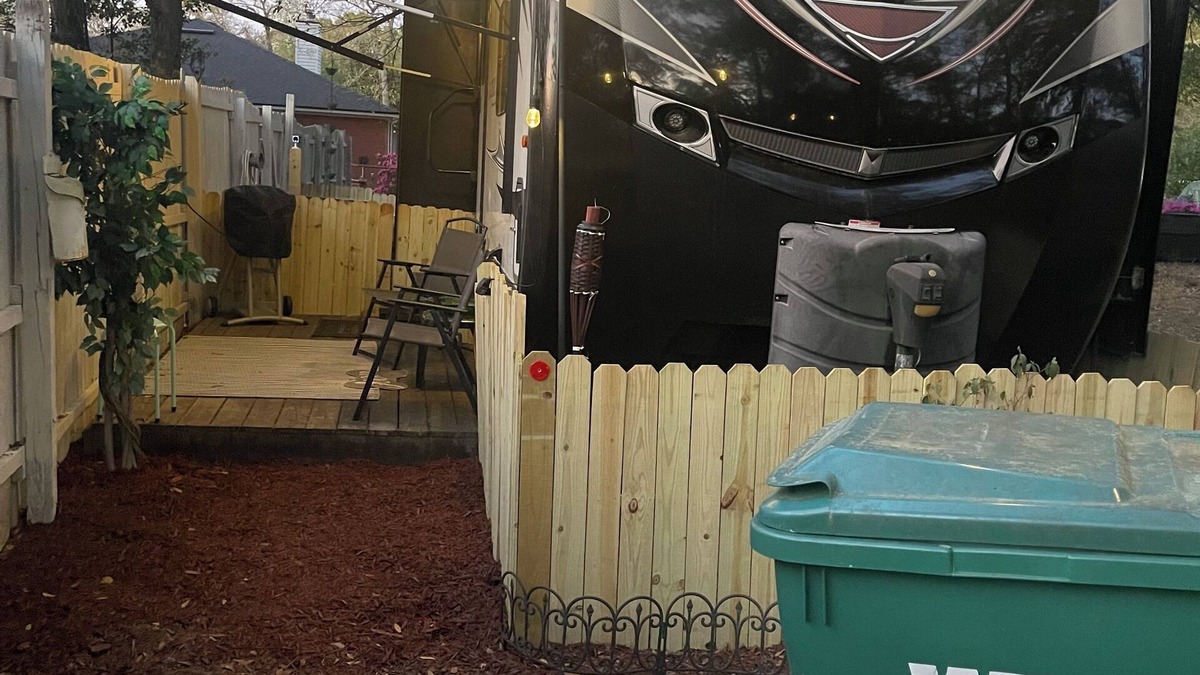 Yulee House | Cozy 1-bedroom camper on 1/2 acre fully fenced private property PET FRIENDLY