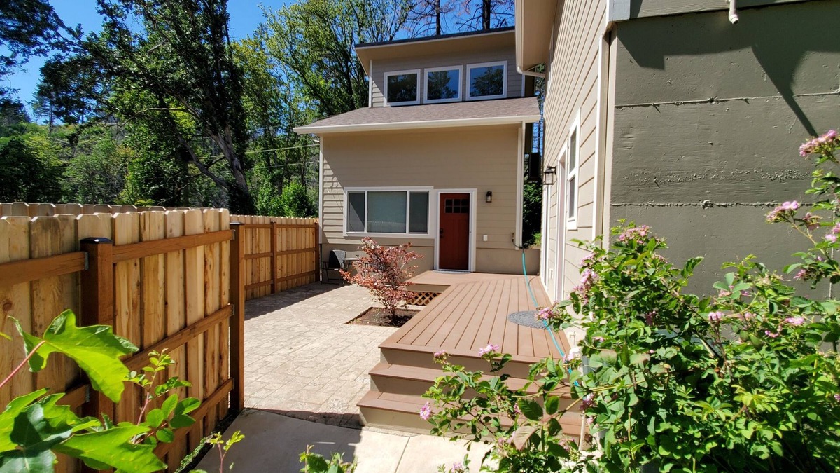 Roseburg Condo | Cozy 1-bedroom condo with WiFi, AC, in Idleyld Park, views of North Umpqua River