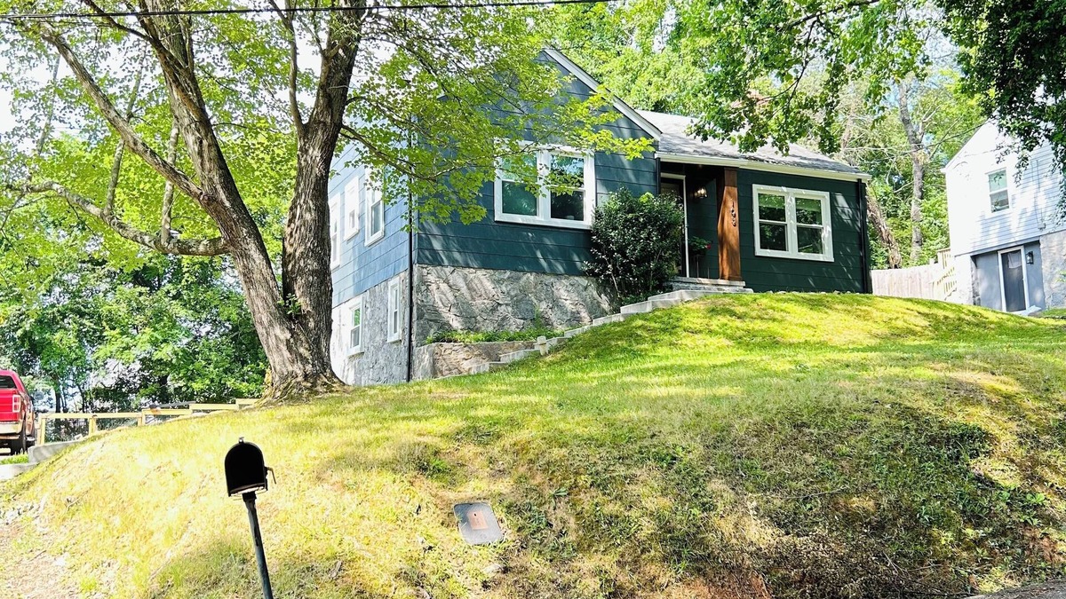 Red Bank House | Cozy 1-bedroom duplex in charming Chattanooga with WiFi, AC