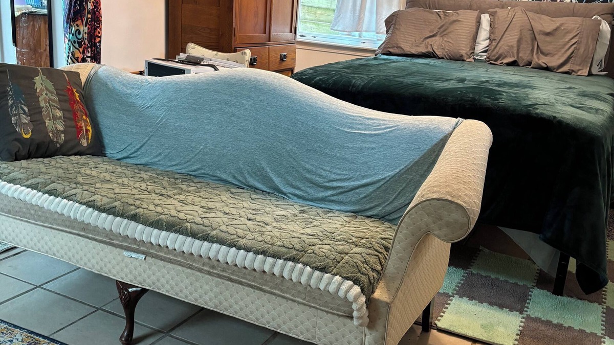 Manistee Cottage | Cozy 1-bedroom guest house with WiFi, AC one mile to the beach! Walk to downtown