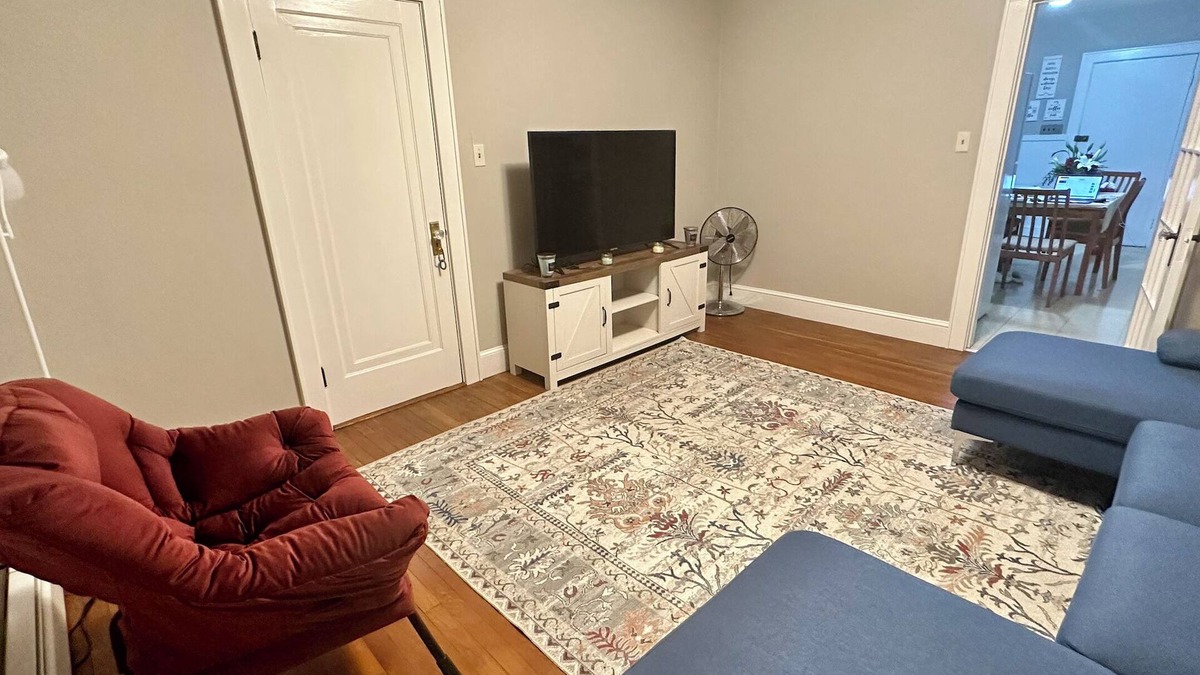 Manchester House | Cozy 1-bedroom house w/WiFi. Work, weekend getaway or celebration? Great place