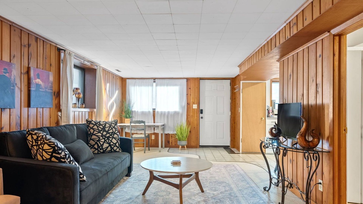 Summit - University House | Cozy 1-bedroom house in tranquil Saint Paul with AC, WiFi
