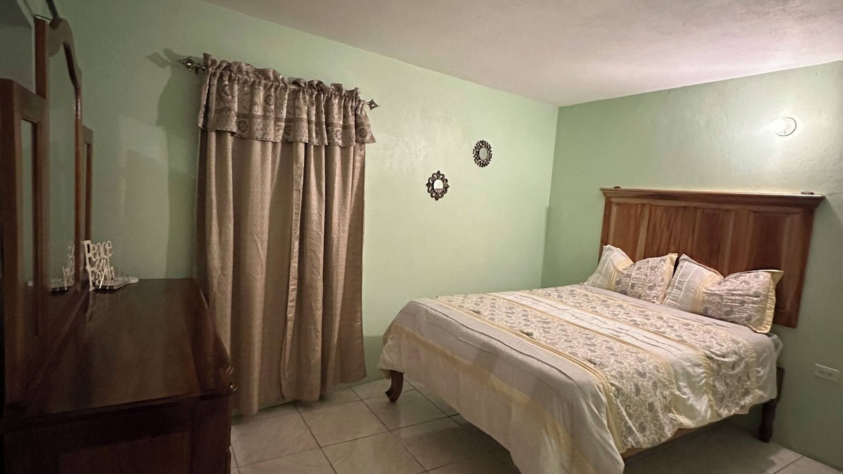 Kingston House | Cozy 1-bedroom in Kingston with AC, Hot Water, WiFi, Full Kitchen and Parking