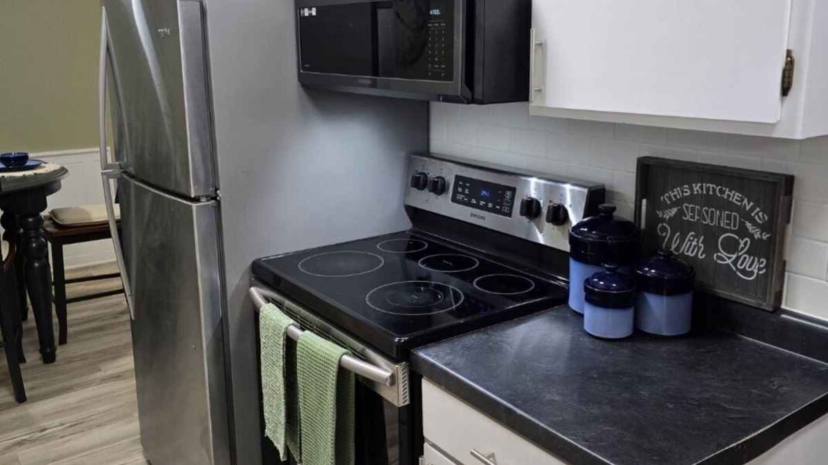 West Seventh Apartment | Cozy 1-bedroom in West 7th with WiFi, AC, sofabed, full bath and kitchen