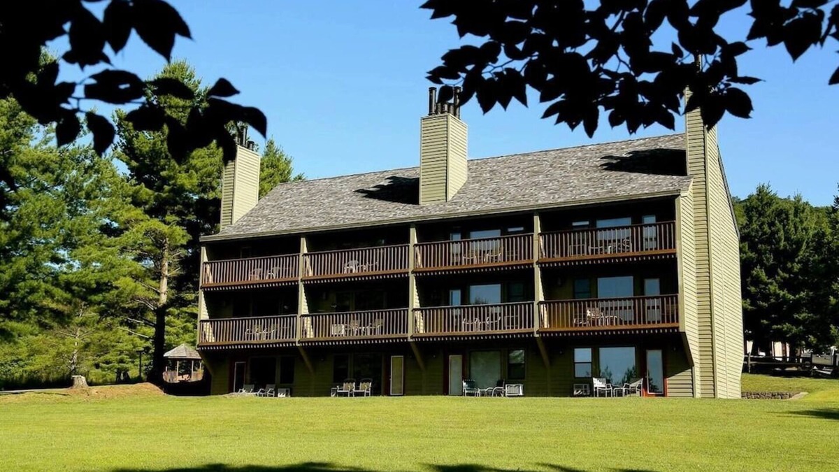 Davis Apartment | Cozy 1-bedroom Inn Suite in enchanting Canaan Valley, WV with WiFi, AC and Pool