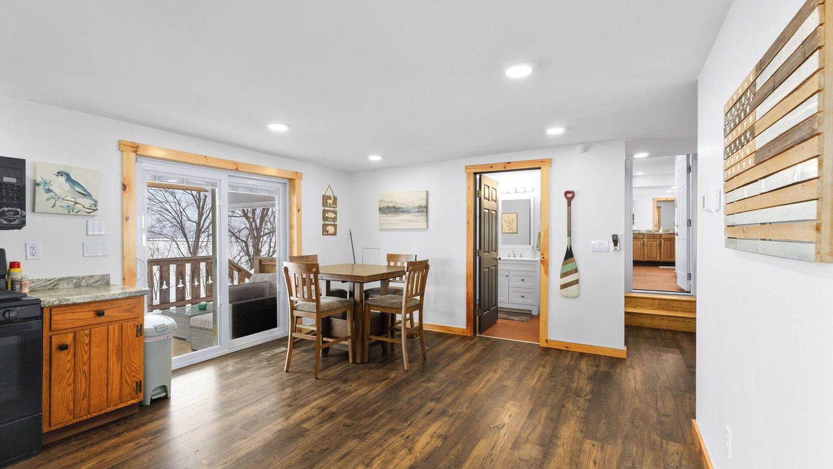 Remsen House | Cozy 1 Bedroom Lakehouse- Adjacent from Hinkley