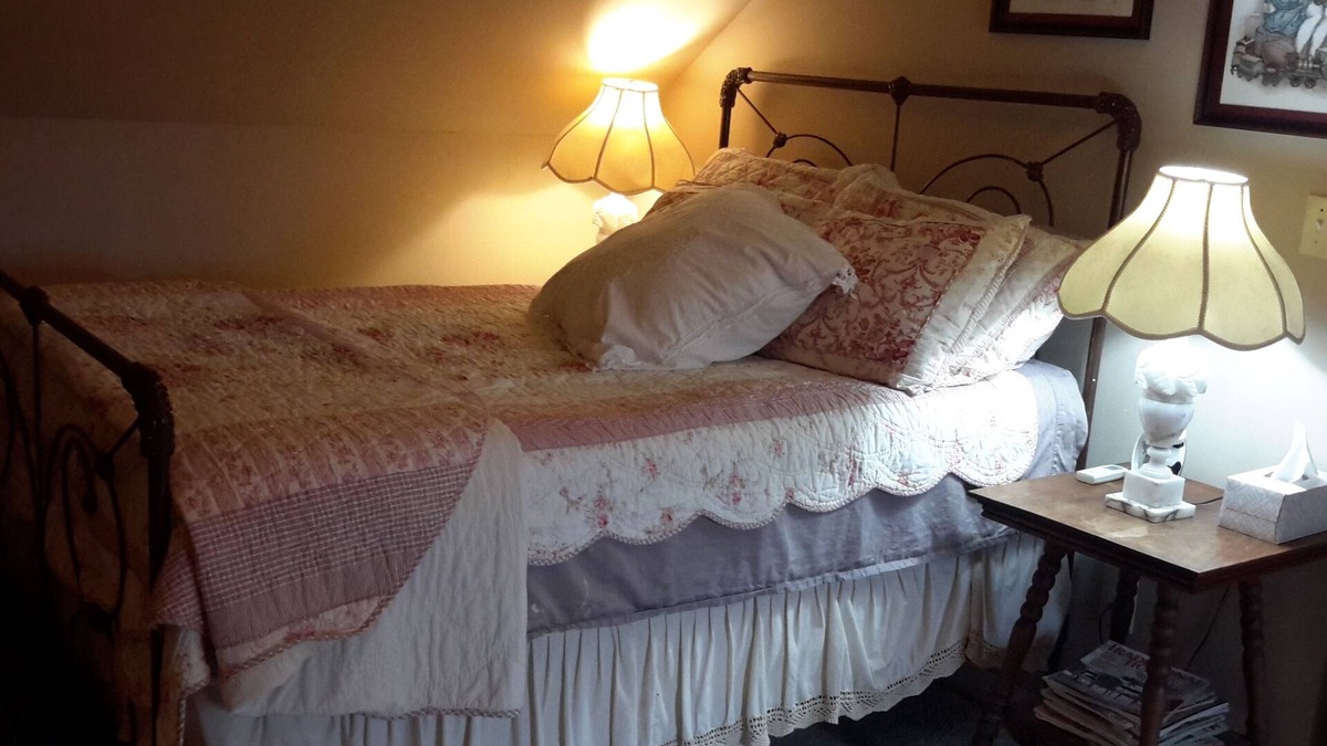 Ledbetter Apartment | Cozy 1-bedroom loft efficiency apartment in tranquil Ledbetter with WiFi, AC