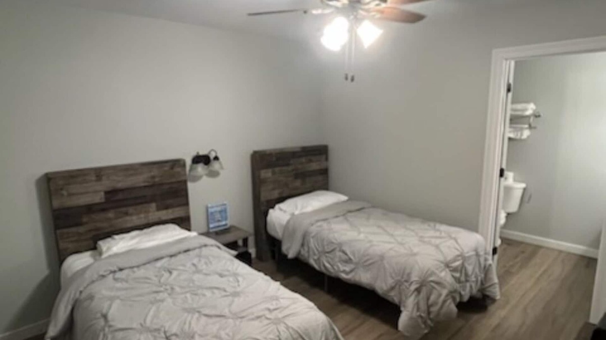 Golden Meadow Hotel | Cozy 1-bedroom motel with AC, WiFi in fishing town of Golden Meadow