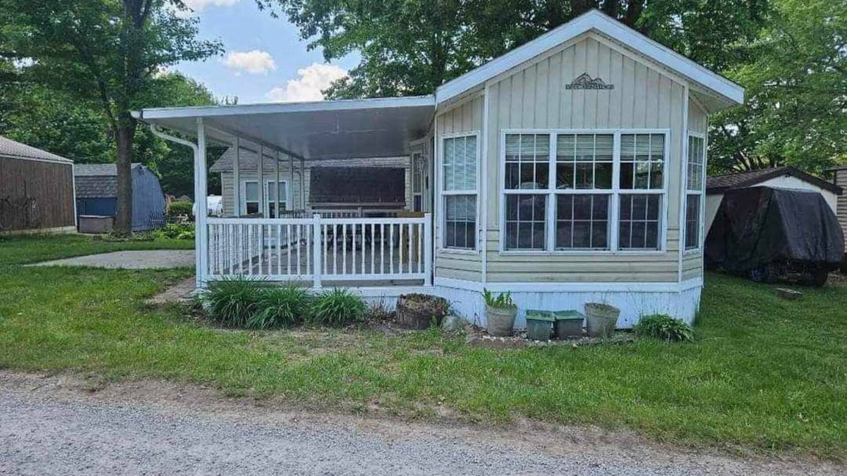 Pierceton House | Cozy 1-bedroom mobile home with AC and WiFi in charming Pierceton