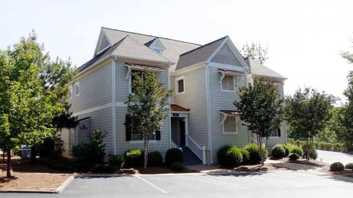 Lackey Resort | Cozy 1-bedroom resort w/WiFi. AC in fantastic Williamsburg, Fitness area& pools