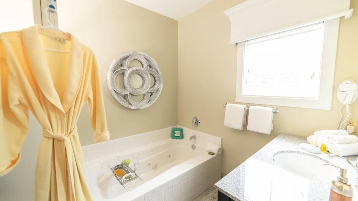 Lackey Resort | Cozy 1-bedroom resort in charming Williamsburg with I/O Pools, AC, fitness room