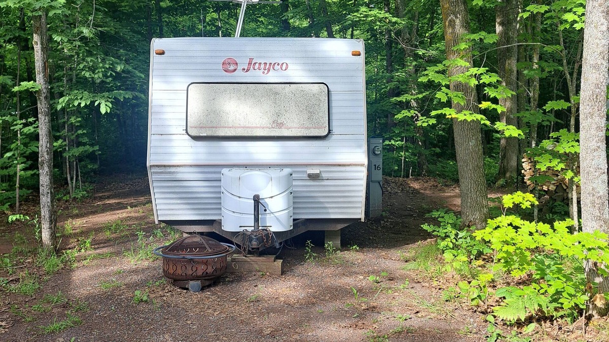 Cloquet House | Cozy 1-bedroom RV with 5 beds has WiFi and AC in marvelous Cloquet.