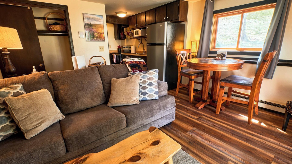 Crested Butte Condo | Cozy 1 Bedroom, Sleeps 3, Steps from Shuttle! Hot Tub! Loved by guests!