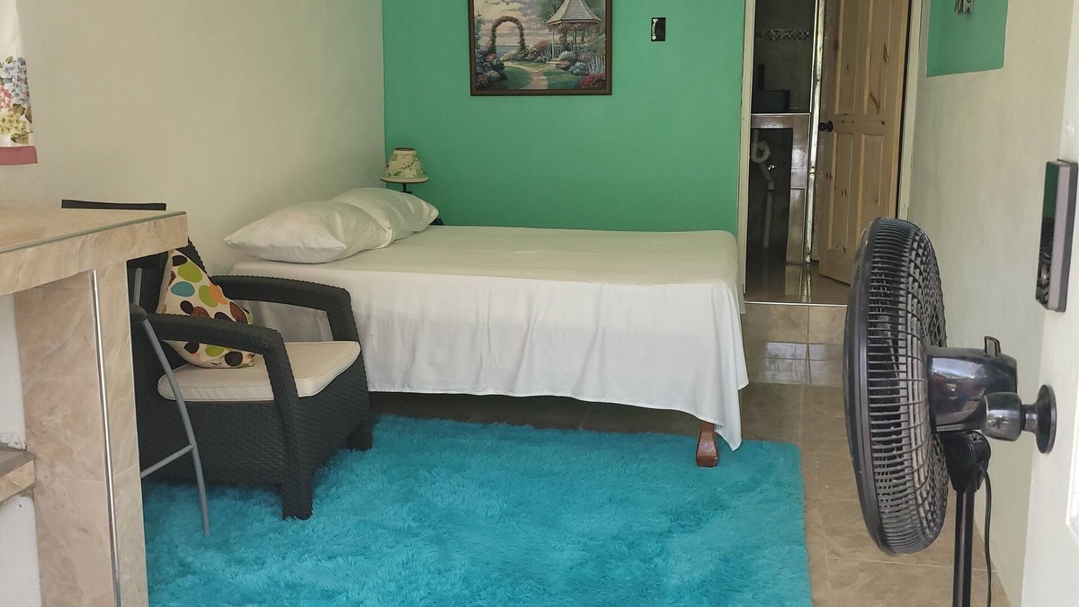 Yallahs Apartment | Cozy 1 bedroom studio with parking off street