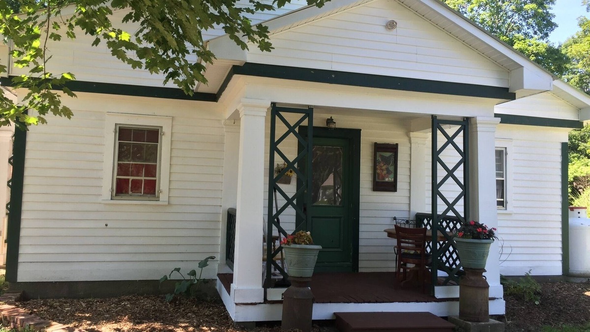 North Bennington House | Cozy 1 Bedroom farm stay cottage