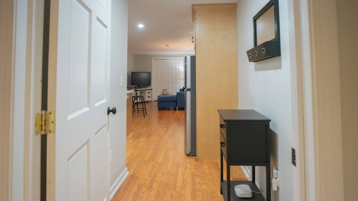 Center Apartment | Cozy 1-bedroom with WiFi, central air, in unit laundry in enjoyable Manchester