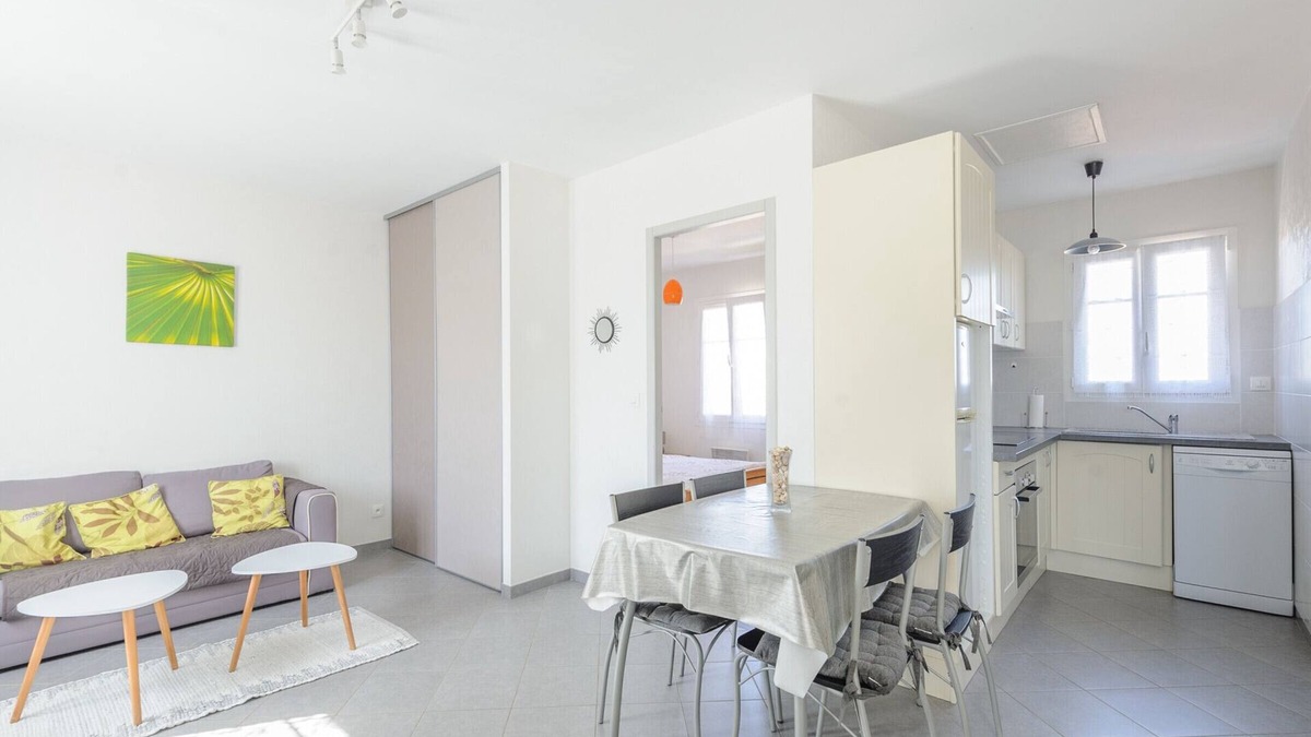 Quartier d'Orbigny Apartment | Cozy 1-BR Apartment 100m from the Ocean with Private Parking in Angoulins