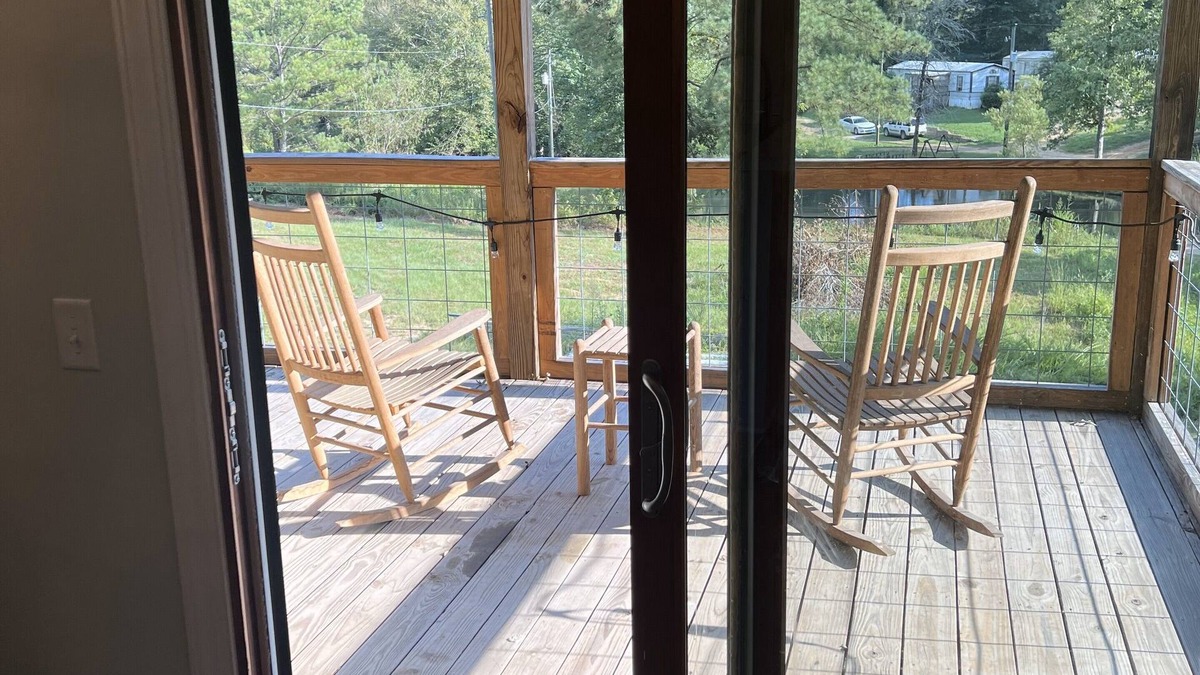 Coker Cabin | Cozy 1 BR Cabin + Sofa Bed - 9 miles to Bryant Denny Stadium!
