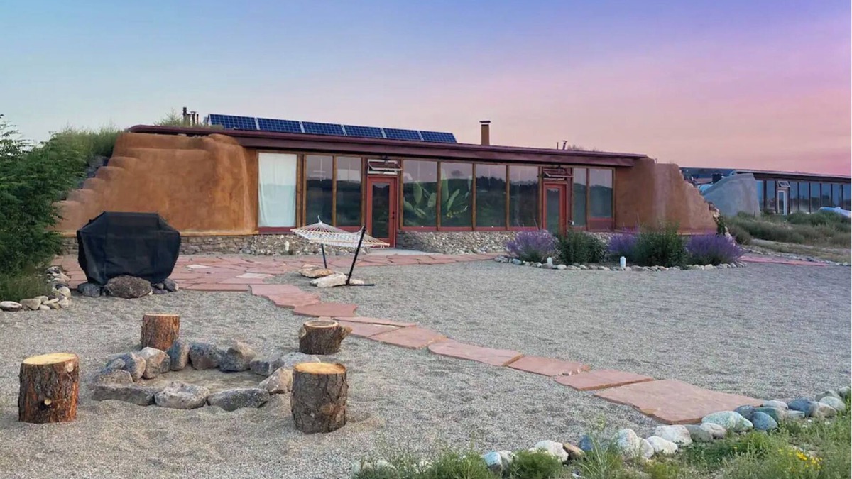 Petaca House | Cozy 1-Br Earthship with Loft