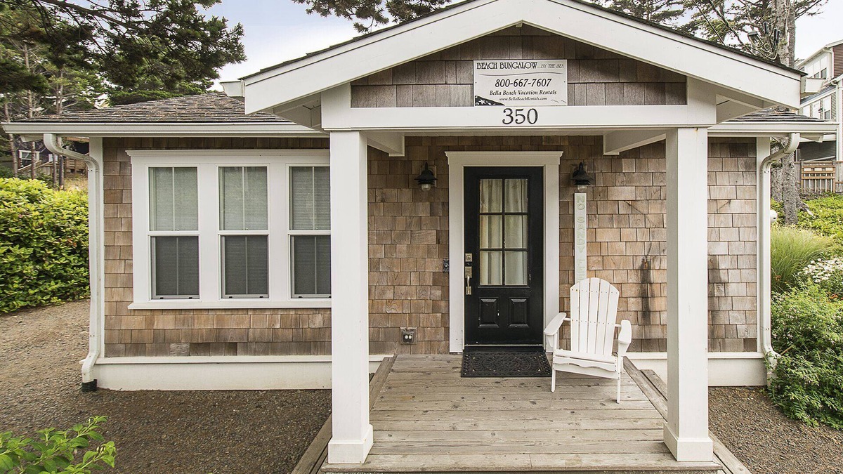 Lincoln Beach Cottage | Cozy 1 Level 2 BR Cottage | Hot Tub | King Bed!