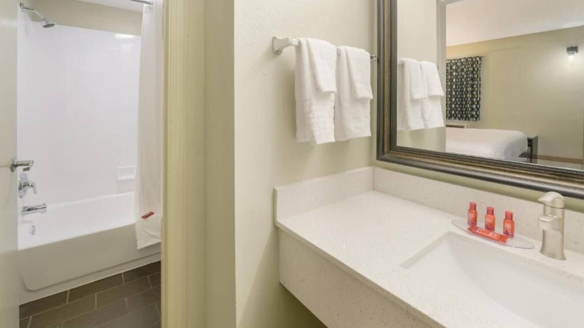 Columbus Hotel | Cozy 1 - room hotel in charming Columbus and Ft. Moore with AC, WiFi