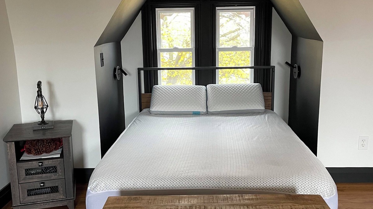 Reading Apartment | Cozy 1-studio apartment, industrial modern in charming Reading with WiFi, AC