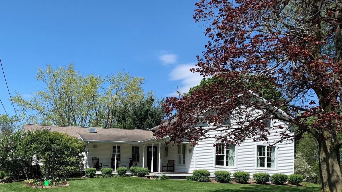 Madison Other | Cozy 1814 farmhouse minutes to wineries, parks, golf and Lake Erie.