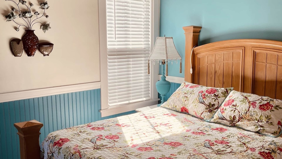 Kennebunk Apartment | Cozy 1890 Cottage Studio with Hot Tub and Fire Pit in Downtown Kennebunk