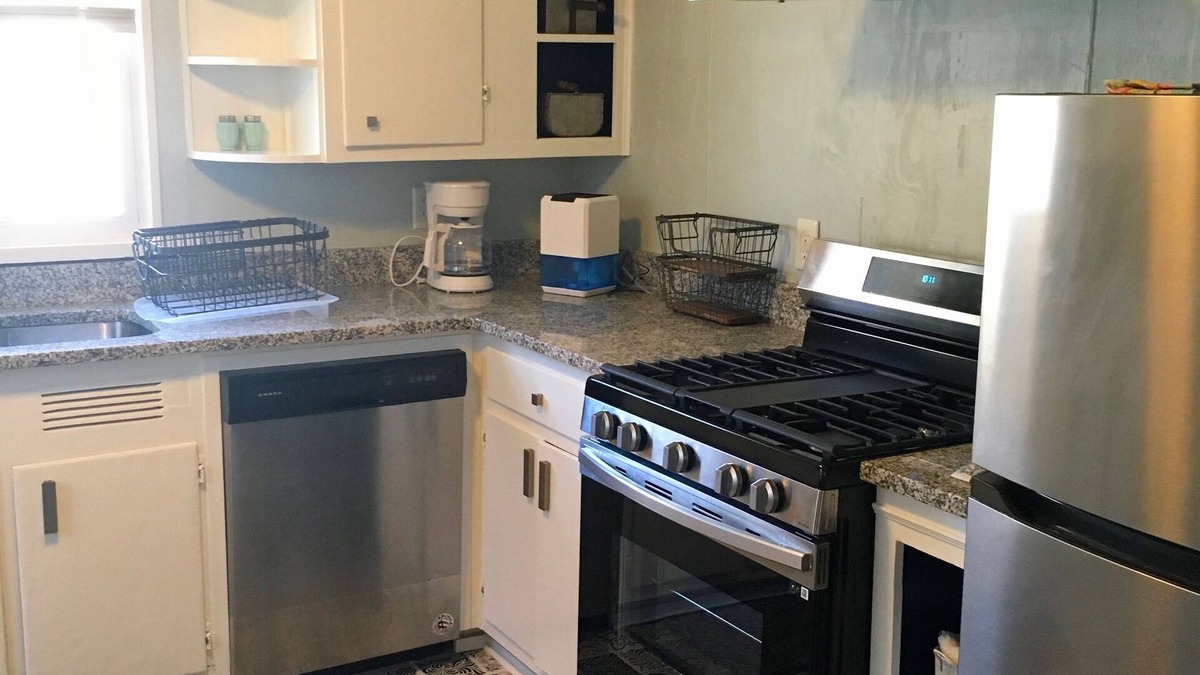 Conway Cottage | Cozy 1930's Retro Cottage Downtown