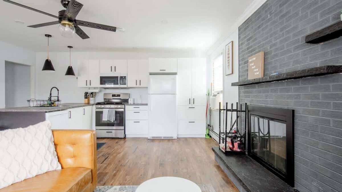 Wilmington House | Cozy 1B Apt w/fireplace, full kitch & off str PK
