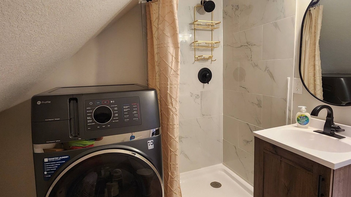 La Crosse House | Cozy 1bd upper unit w/Beautiful Kitchen, Laundry, & WiFi in marvelous LaCrosse