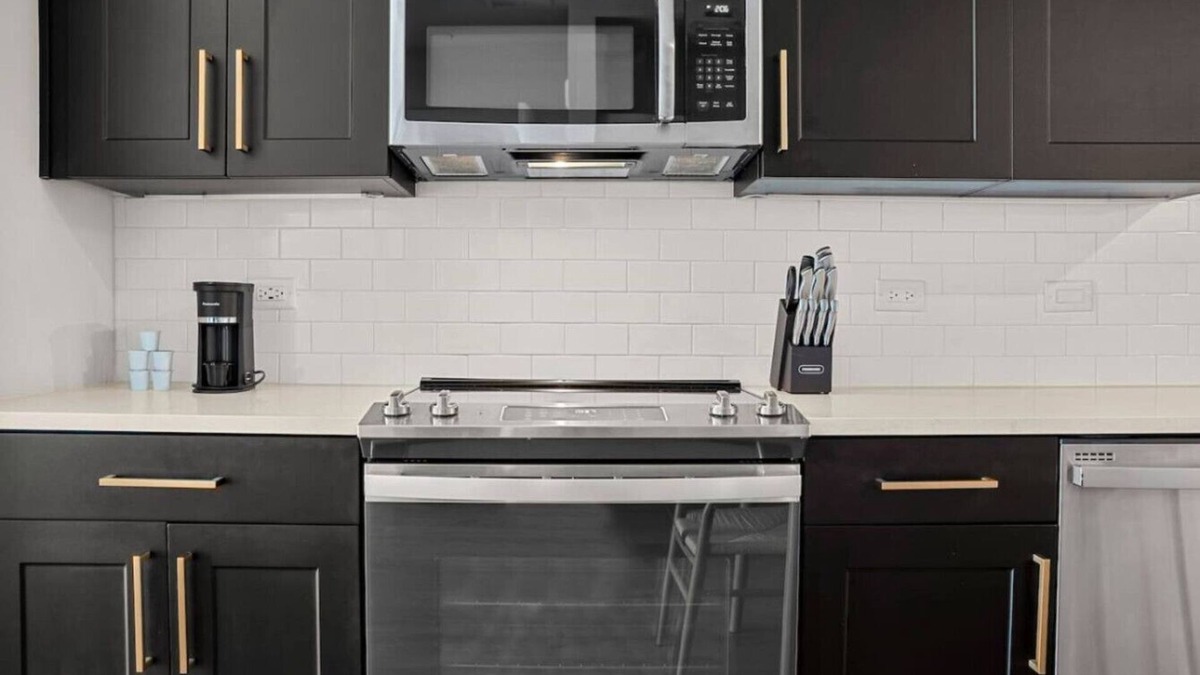 Tullamarine Apartment | Cozy 1BD – Walk to Whole Foods Midtown